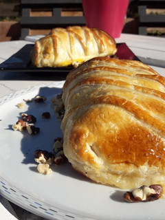 Una foto de Hojaldre relleno de solomillo y gorgonzola con nueces
