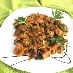Una foto de Curry de verduras con mango y nueces
