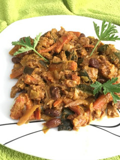 Una foto de Curry de verduras con mango y nueces