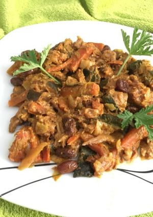 Una foto de Curry de verduras con mango y nueces