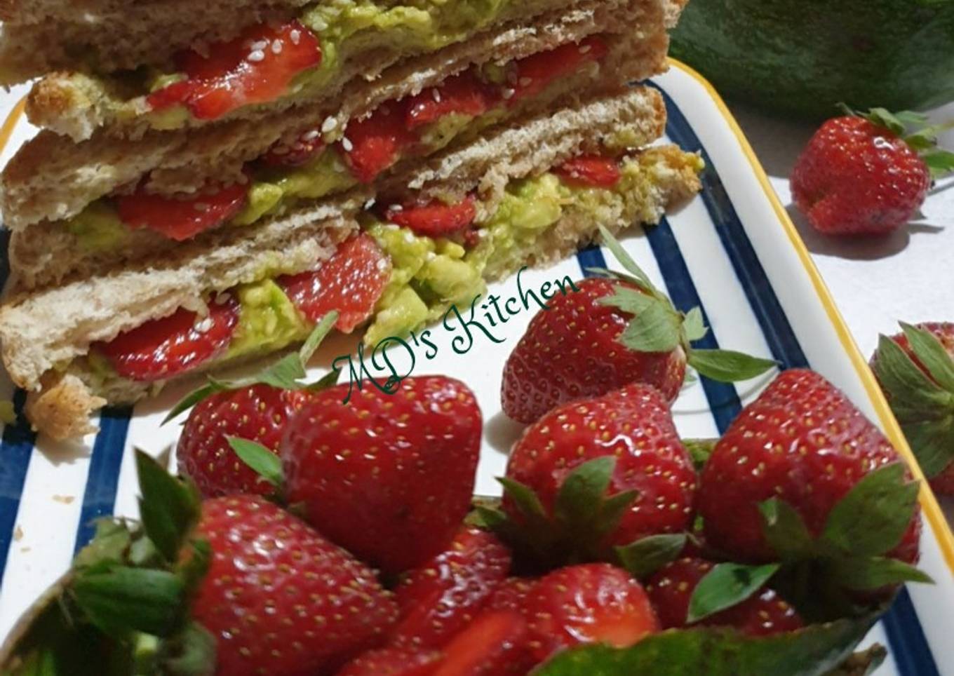 Avo������Berry������ Toast with Honey