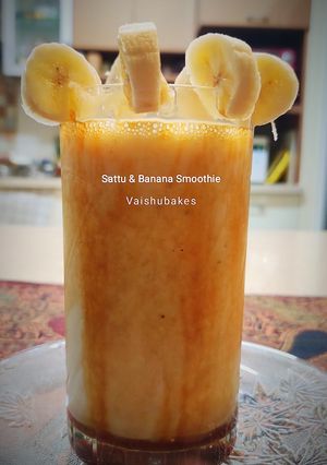 A picture of Sattu & Banana Smoothie (with turmeric and yoghurt).
