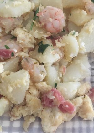 Foto principal de Revuelto de patatas y gambas (a mi manera)