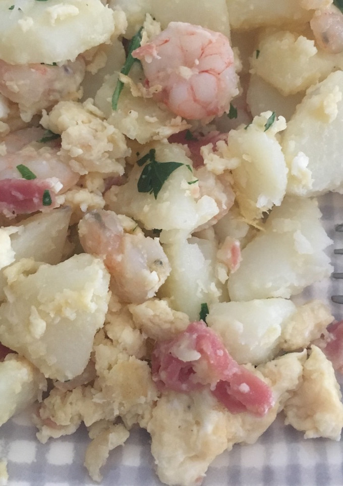 Una foto de Revuelto de patatas y gambas (a mi manera)