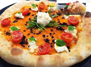Foto di Pizza con pomodorini confit, bufala, olive taggiasche disidratate