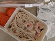 Una foto de pasta de camarones y vegetales