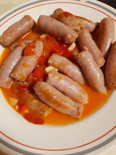 Una foto de Salchichas con tomate y ajo
