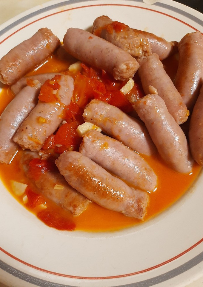 Una foto de Salchichas con tomate y ajo
