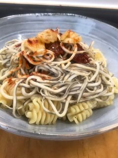 Una foto de Pasta con gulas y tomate seco