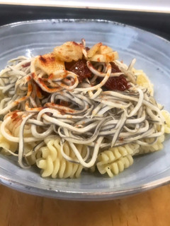 Una foto de Pasta con gulas y tomate seco