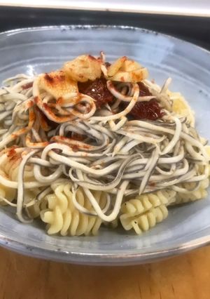 Una foto de Pasta con gulas y tomate seco