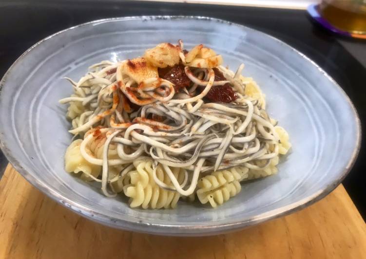 Pasta con gulas y tomate seco