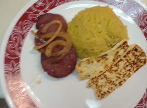 Una foto de 🇵🇾Mangu con queso y salami👐👐🇵🇷
