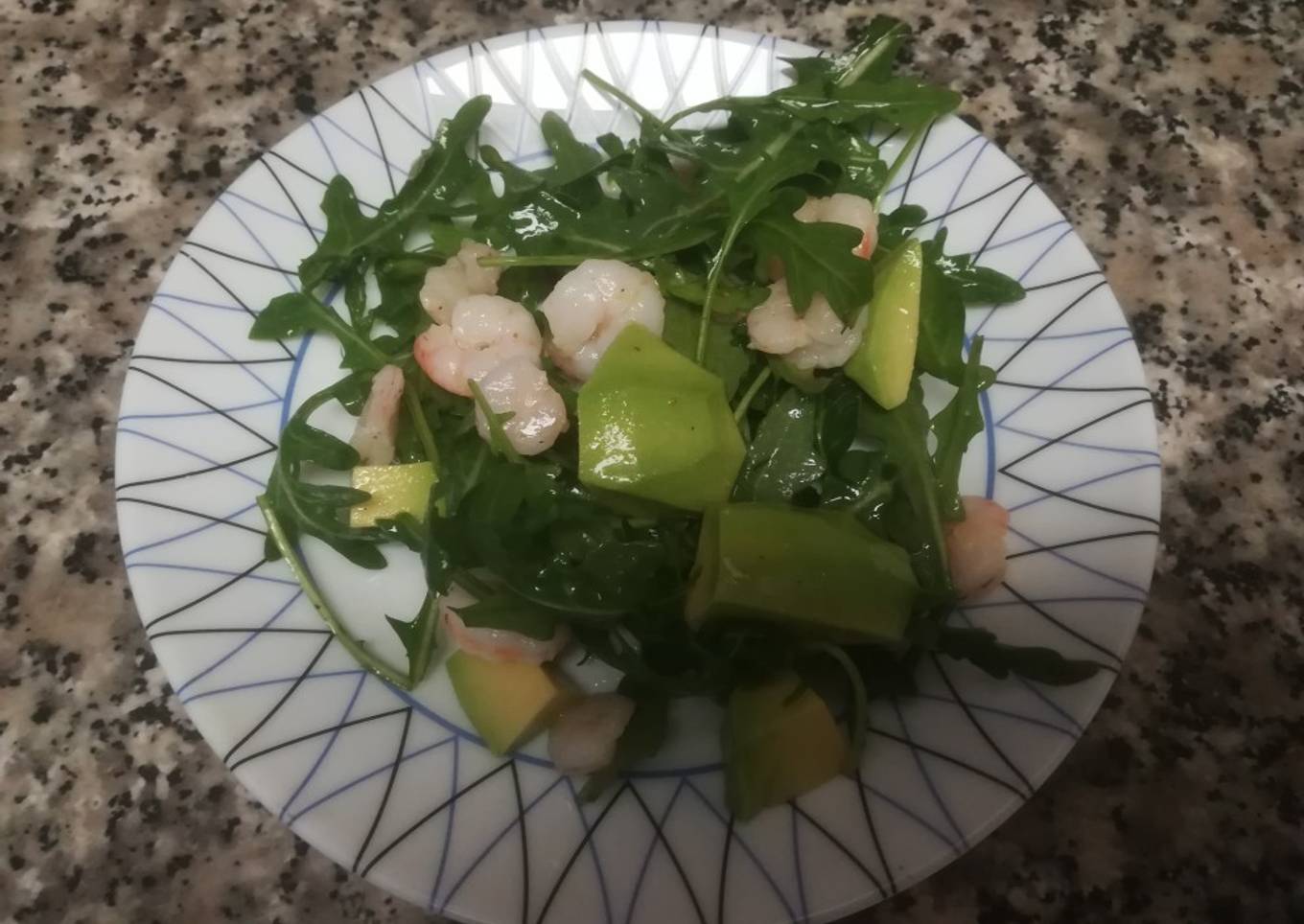 Ensalada de rúcula, aguacate y gambas