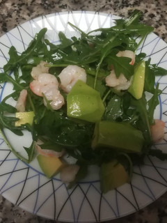Una foto de Ensalada de rúcula, aguacate y gambas