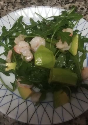 Foto principal de Ensalada de rúcula, aguacate y gambas