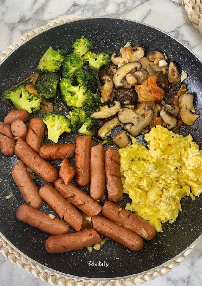 Resipi Sauteéd Broccoli etc w/ Garlic Butter + Soft Scrambled Eggs ...