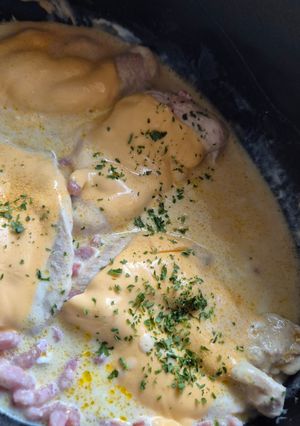 Une photo de Escalopes de dinde à la crème et au cheddar en cocotte