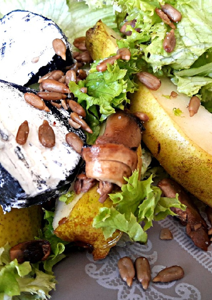 Una foto de Ensalada de pera y champiñones