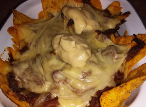 Una foto de Nachos con carne rallada y queso