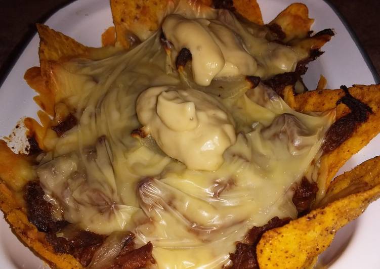 Nachos con carne rallada y queso