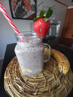 Una foto de Smoothie de fresas, arándanos y plátano