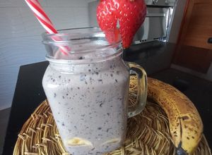 Una foto de Smoothie de fresas, arándanos y plátano