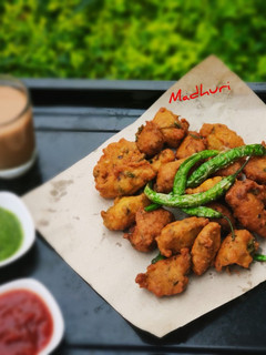भुट्टे की पकौड़ी /कॉर्न फ्रिटर्स (Bhutte ki pakodi/ corn fritters recipe in Hindi) रेसिपी मुख्य फोटो