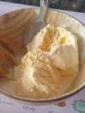 Plátano caramelizado con helado de vainilla