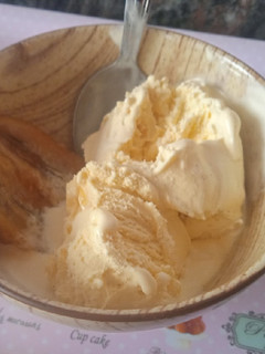 Una foto de Plátano caramelizado con helado de vainilla