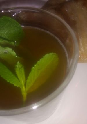 صورة لوصفة التاي مع قطع النعناع