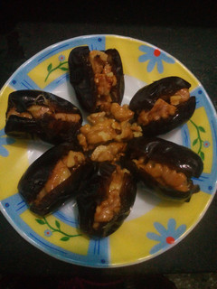 A picture of Dates-walnut toffee.