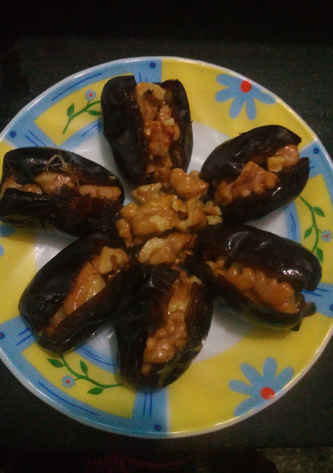 A picture of Dates-walnut toffee.