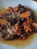 Rôti de jabalí con ciruelas y piñones