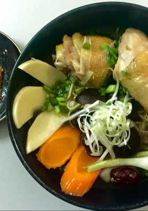 Hình của món Mì gà tiềm thuốc Bắc.