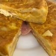 Tortilla de patatas con jamón York y queso