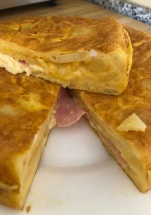Foto principal de Tortilla de patatas con jamón York y queso