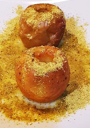 Una foto de Manzanas asadas y polvo de pistachos