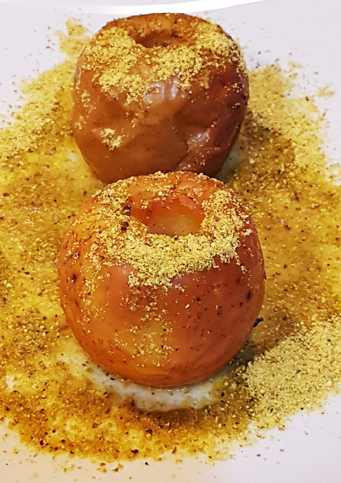 Una foto de Manzanas asadas y polvo de pistachos