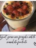 Yogurt Greco con Fragole Calde e Cioccolato Fondente
