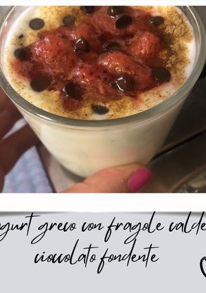 Foto di Yogurt Greco con Fragole Calde e Cioccolato Fondente