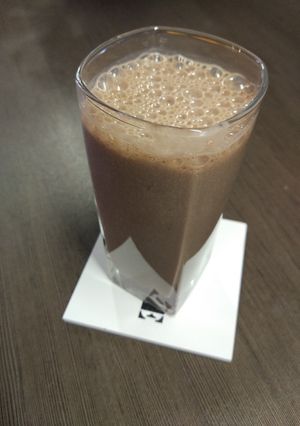Zdjęcie przepisu Koktajl z bananem, kakao i miodem.