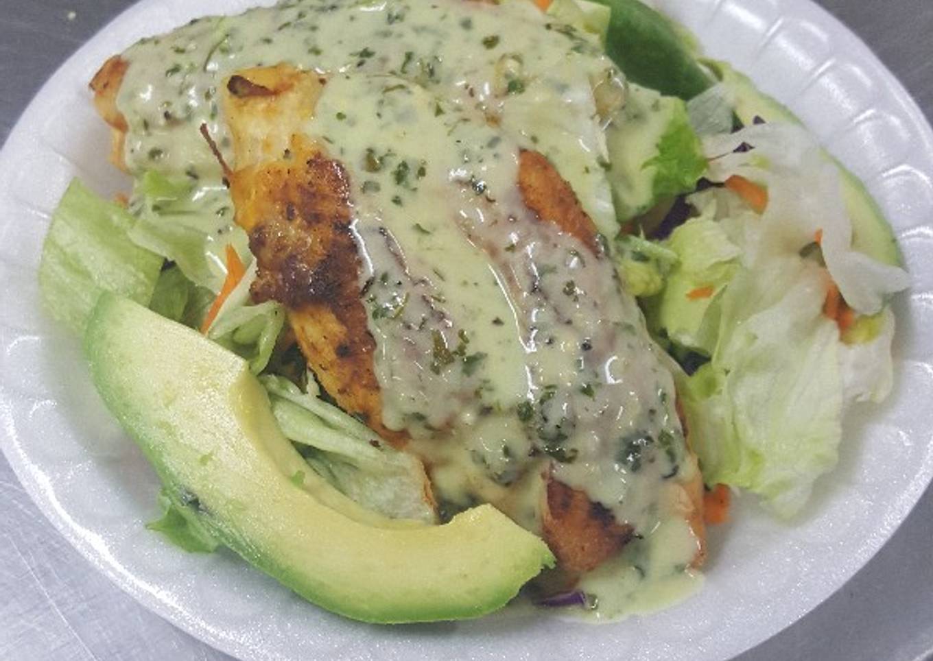 Pechuga de pollo a la plancha, con crema de cilantro