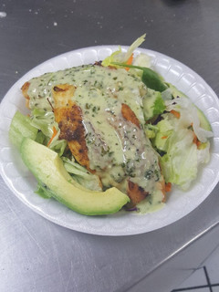 Una foto de Pechuga de pollo a la plancha, con crema de cilantro