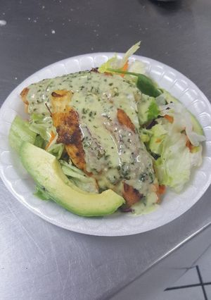 Una foto de Pechuga de pollo a la plancha, con crema de cilantro