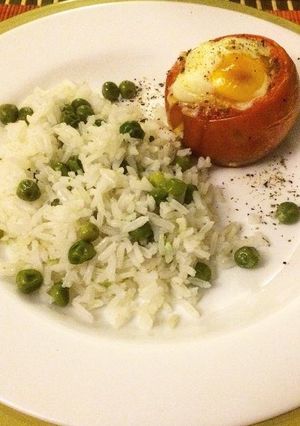 Una foto de Tomate relleno al horno con huevo y mozzarella, acompañado de arroz arvejado