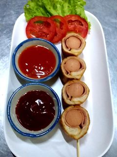 รูปของ แซนด์วิชแฮมไส้กรอกโรลเสียบไม้