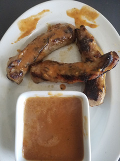 Una foto de Entre costillares con salsa española y sabor de mandarina