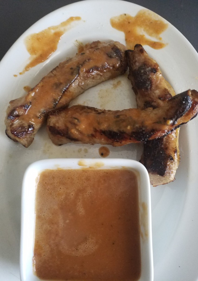 Una foto de Entre costillares con salsa española y sabor de mandarina