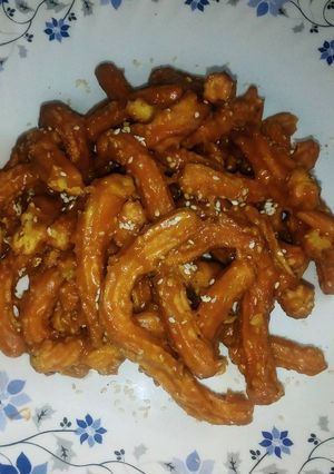 गुड़ बेसन सेव (Jaggery Besan Sev recipe in hindi) रेसिपी मुख्य फोटो